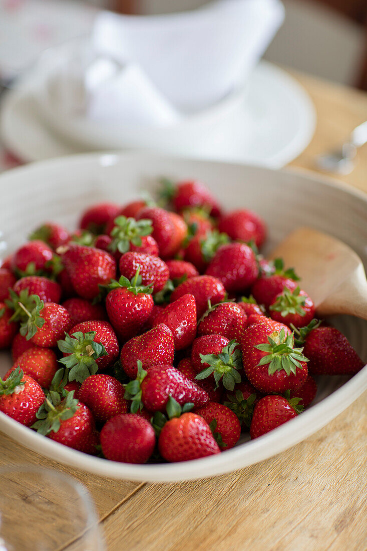 Schale mit frischen roten Erdbeeren in einem georgianischen Bauernhaus in Somerset, UK