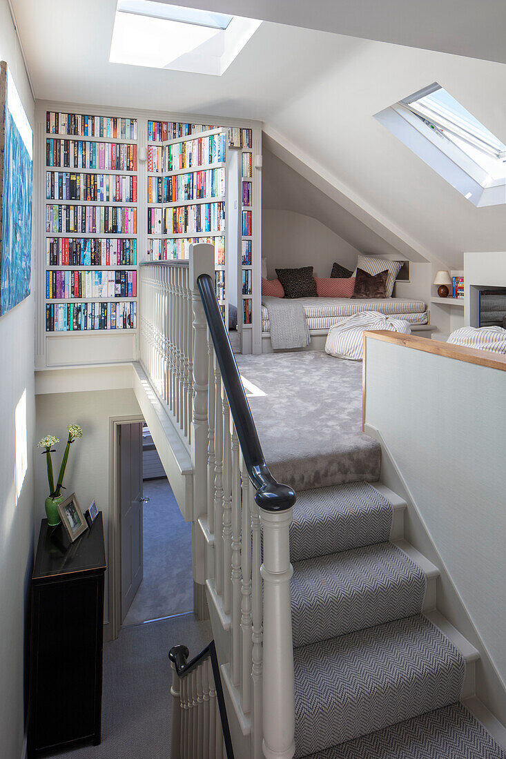 Offener, versteckter Dachboden und gemütlicher Raum mit Trompe-l'oeil-Bücherregal London UK