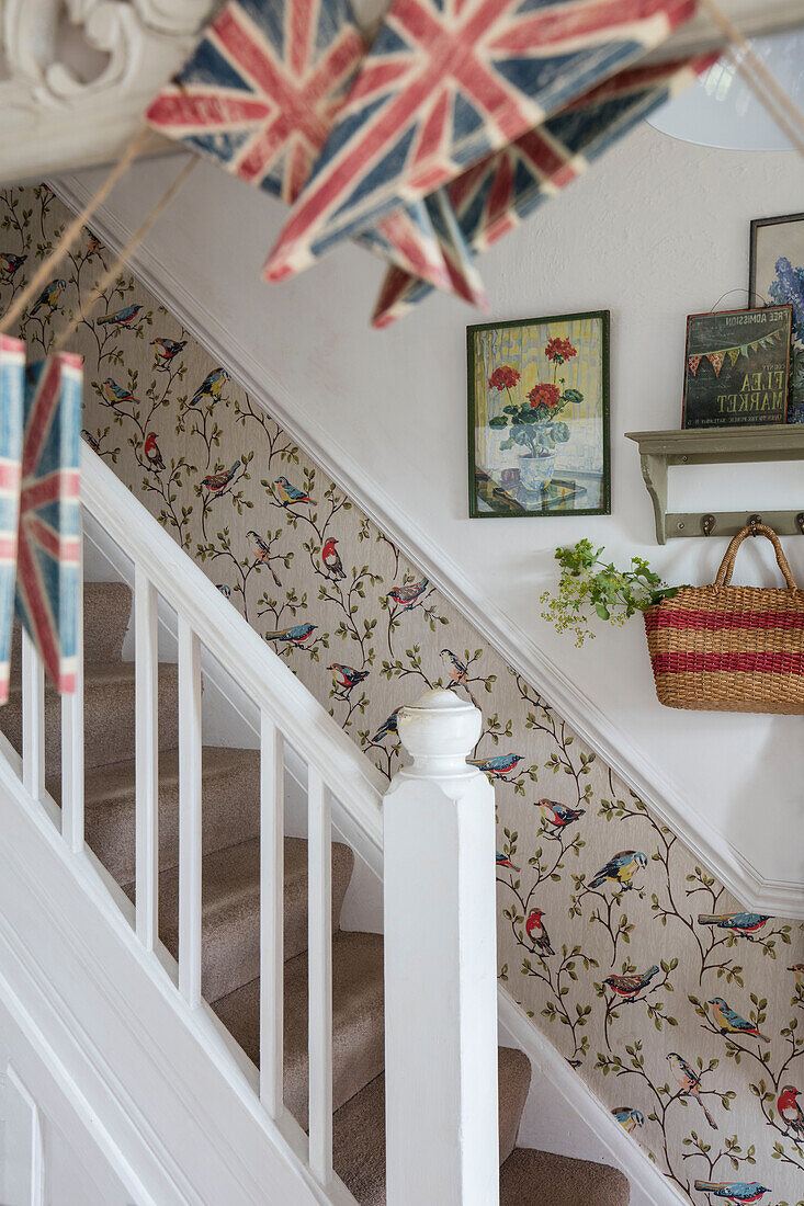 Vintage-Drucke mit Garden Birds-Tapete und Union Jack-Wimpel Barrow in Furness Cumbria UK