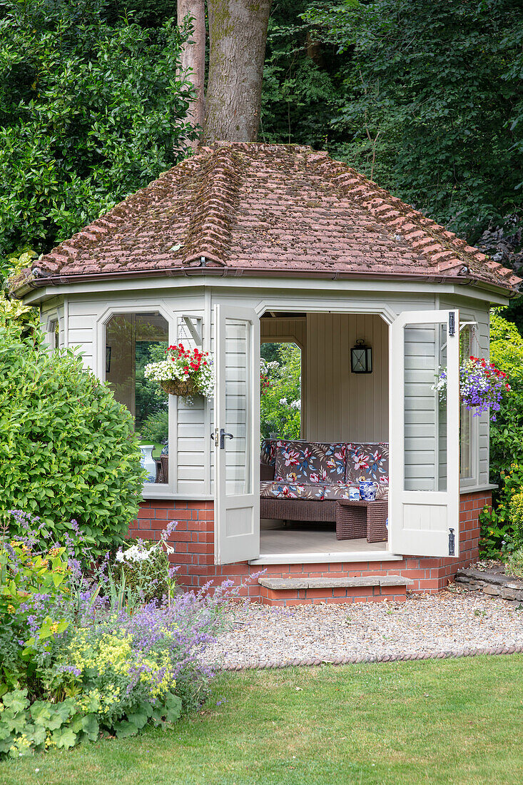 Gartenpavillon mit Hängekörben Wales UK