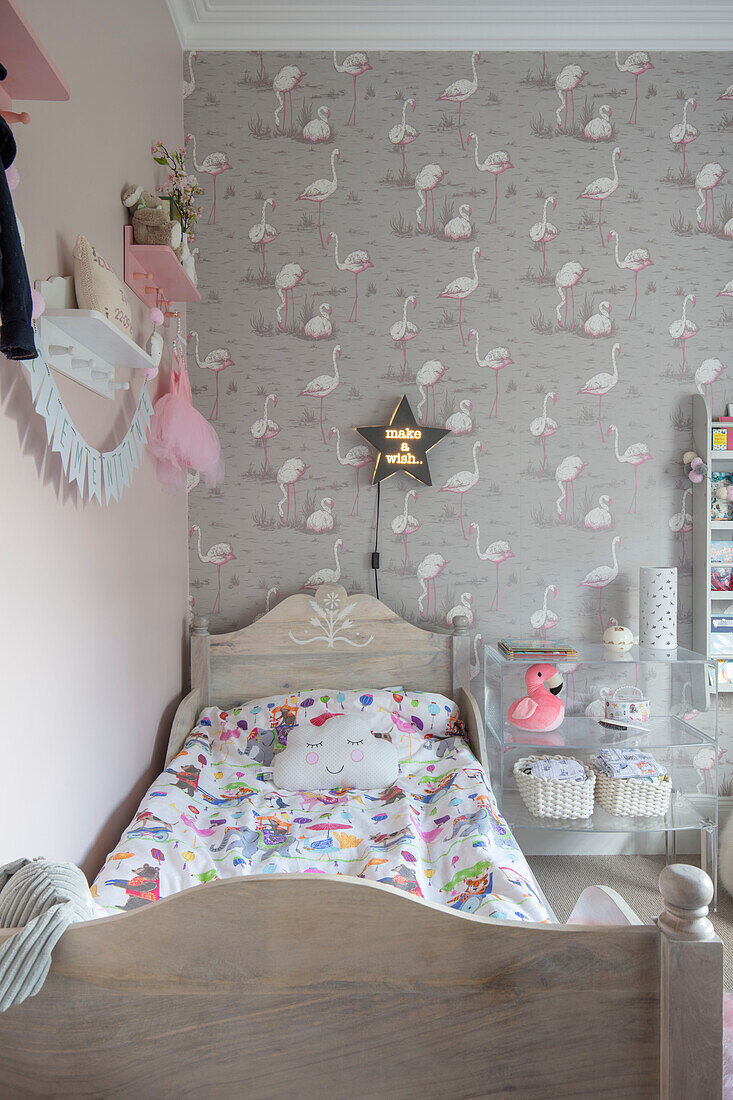 Gustavianisches Bett und Flamingo-Tapete im Mädchenzimmer einer viktorianischen Villa in Tunbridge Wells, Kent, Großbritannien