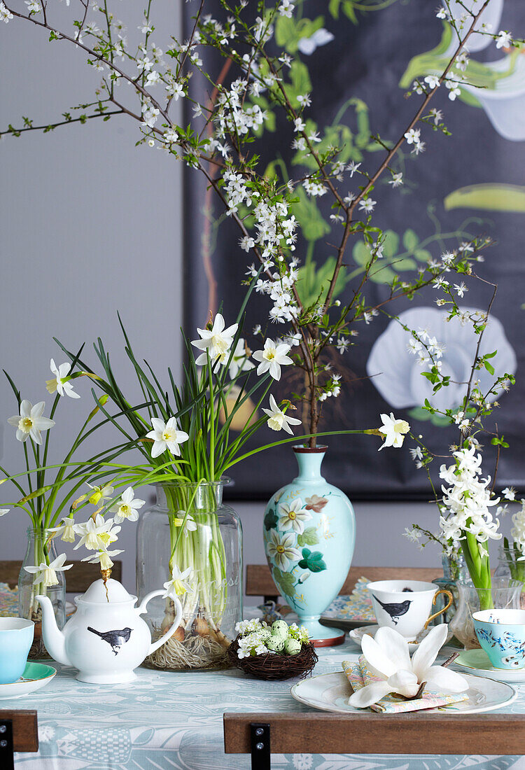 Gedeckter Ostertisch mit Frühlingsblumen