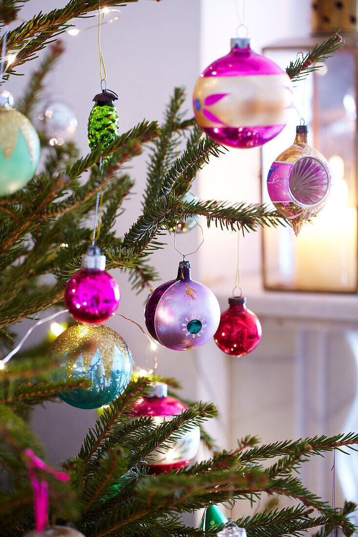 Weihnachtsbaum-Detail mit Christbaumkugeln