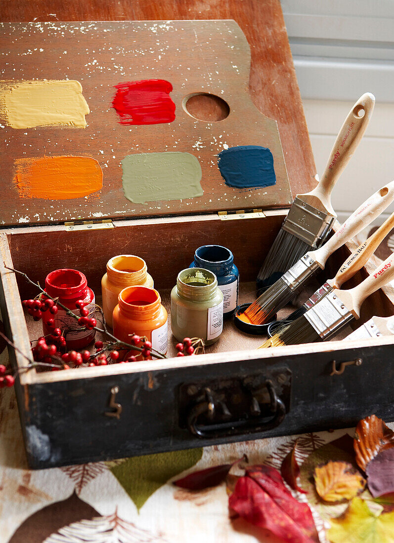 Pinsel und Farbtöpfe mit Farbmustern in einem Vintage-Koffer Isle of Wight, UK