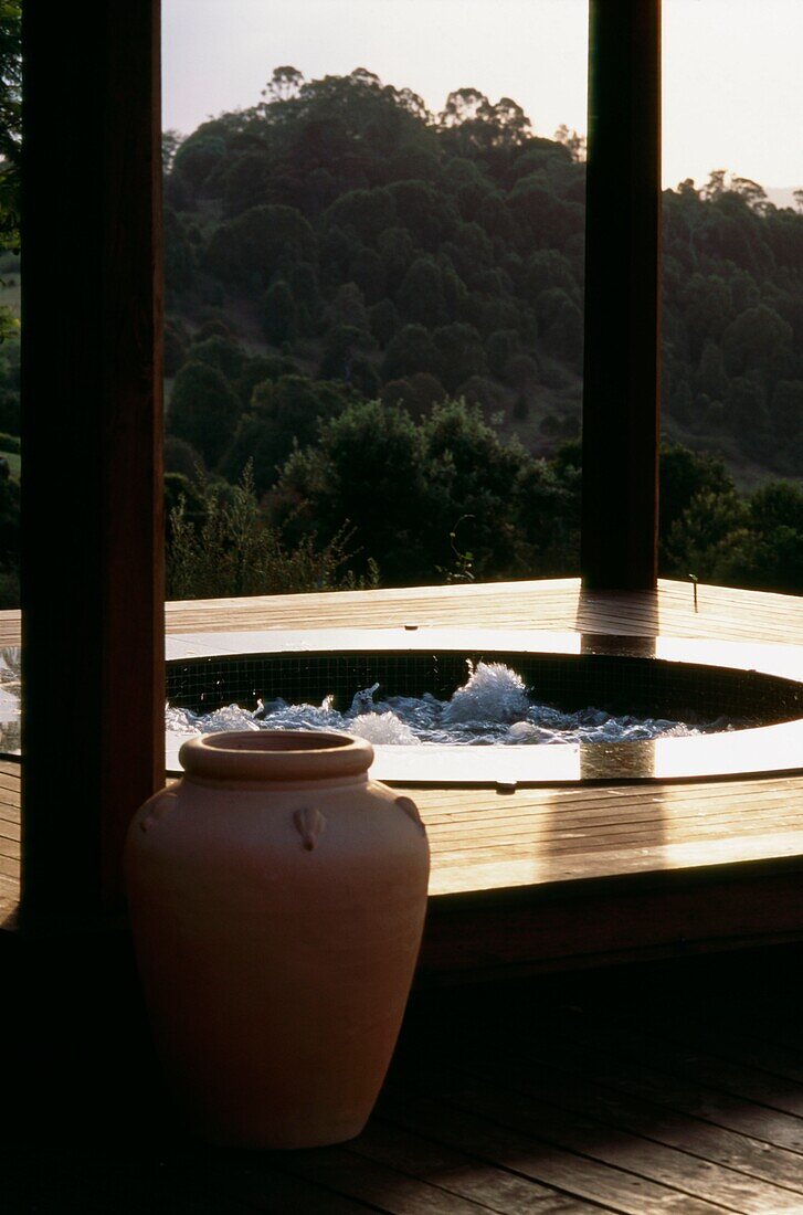 Whirlpool in der Dämmerung in einem Garten