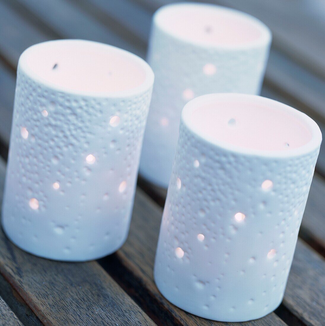 Durchbohrte Kerzenhalter aus Porzellan