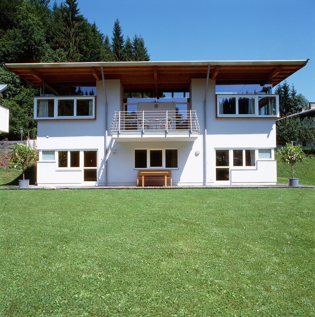 Außenansicht eines modernen Öko-Hauses in den Bergen