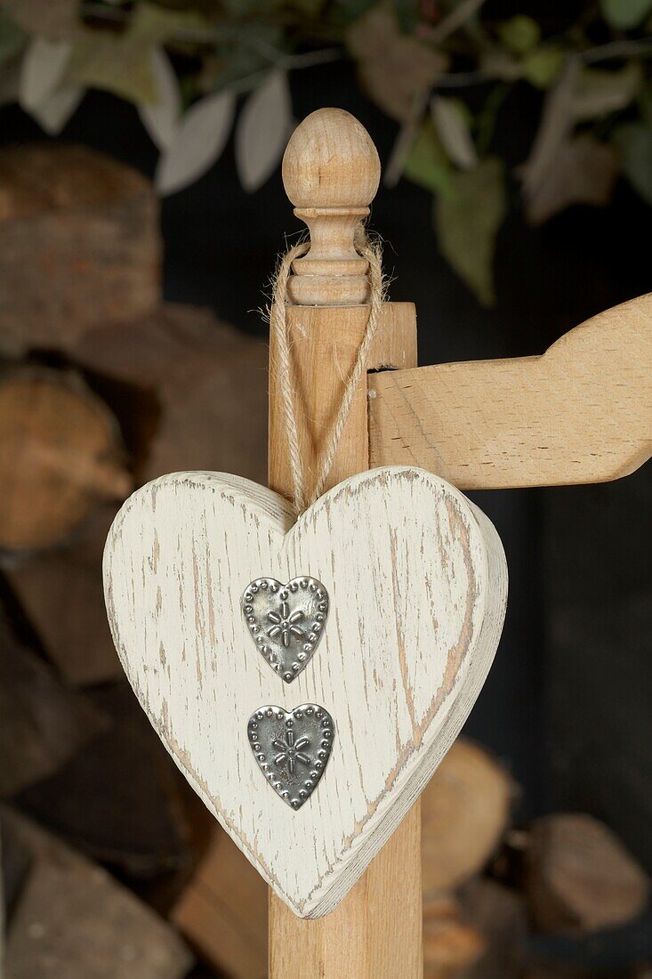 Handgefertigter Weihnachtsschmuck aus Holz in Herzform