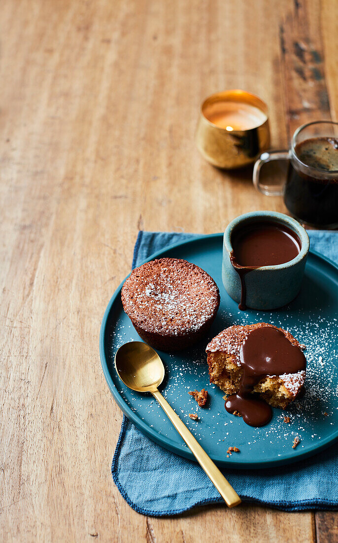 Burnt honey cakes with chocolate sauce