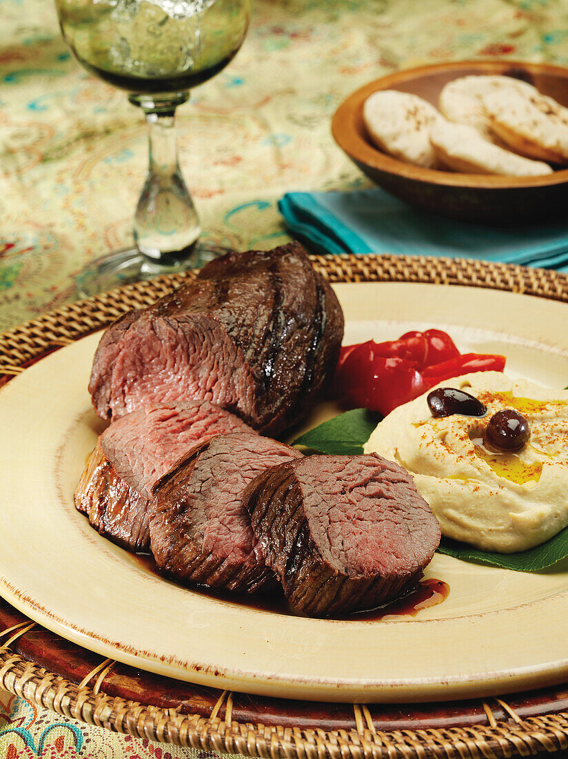 Kleines, gegrilltes Rinderfilet mit Kartoffelpüree in mediterranem Ambiente