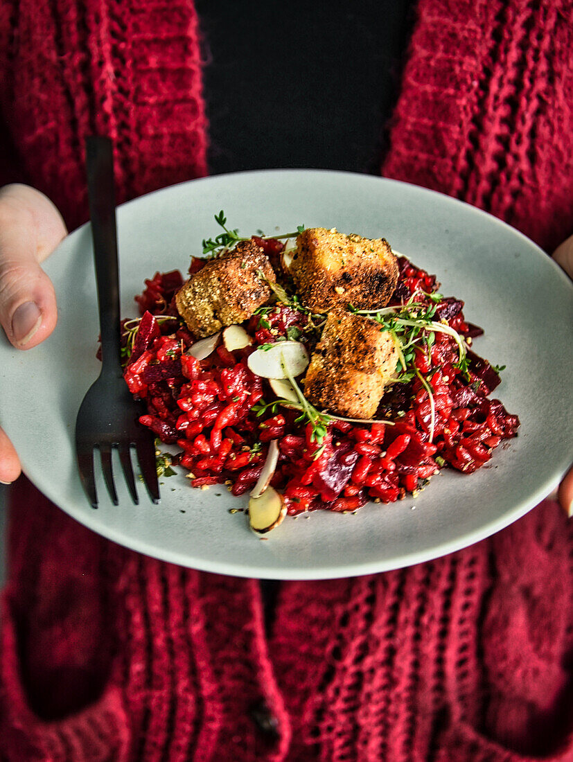 Beet risotto with breaded feta cubes