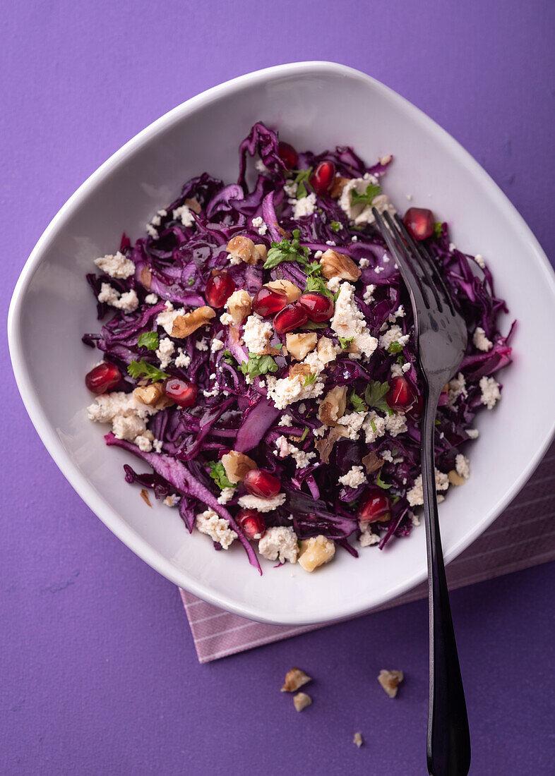 Veganer Rotkohlsalat mit Tofu, Granatapfelkernen und Walnüssen