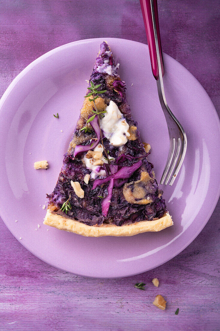 Vegane Rotkohl-Tarte mit Tofu und Walnüssen