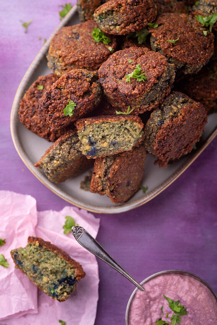 Vegane Rotkohl-Falafel mit Rotkohl-Hummus