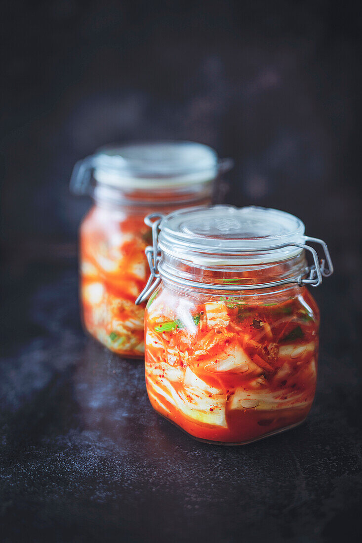 Traditionelles Kimchi (Tongbaechu-Kimchi) in Bügelgläsern