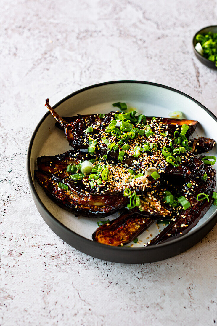 Geröstete Aubergine glasiert mit Gochujang, Frühlingszwiebeln und Sesamsamen