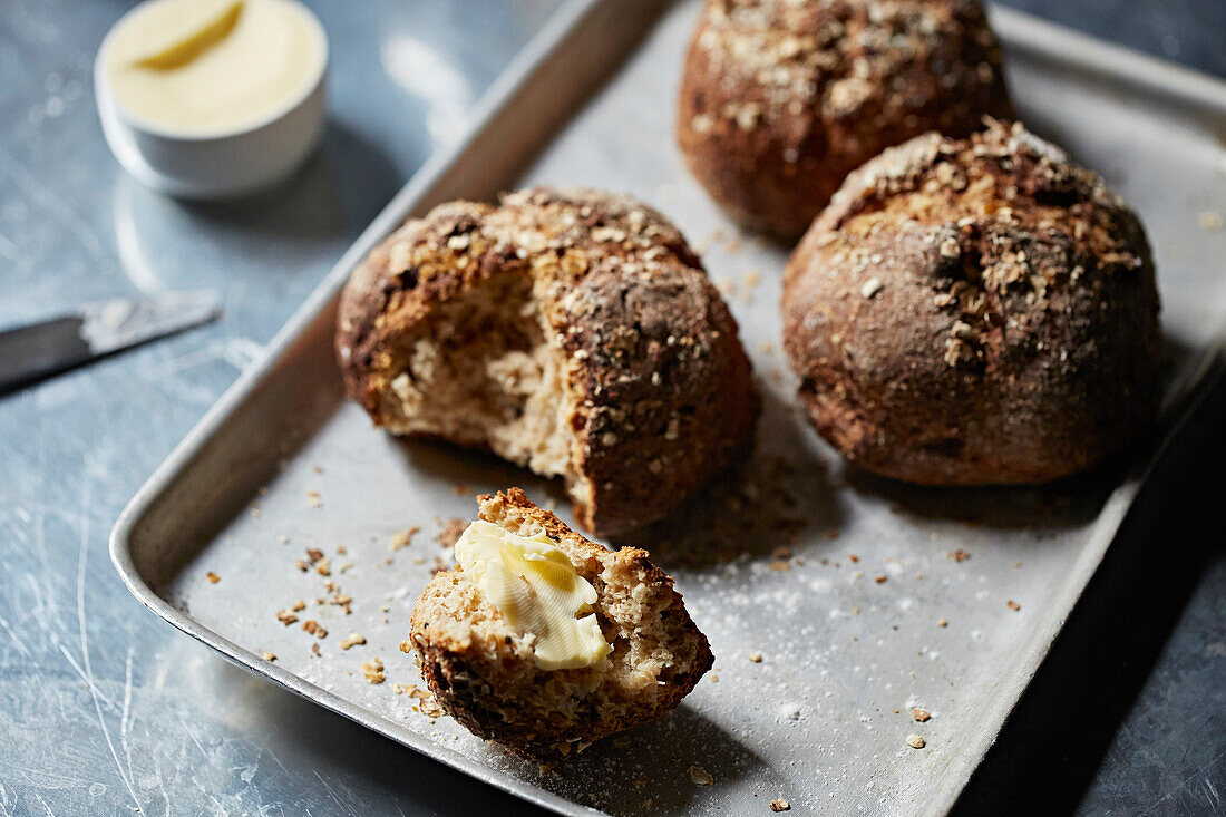 Frisch gebackene, knusprige Bauernbrötchen