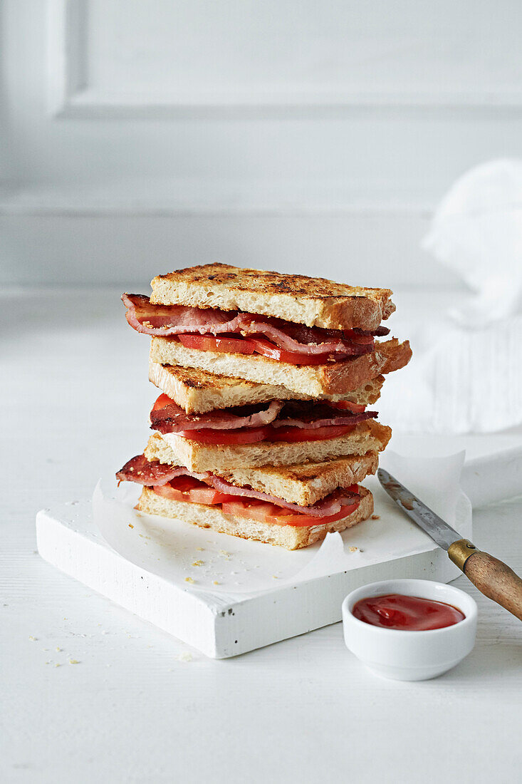 Gegrillte Sandwiches mit Speck und Tomaten