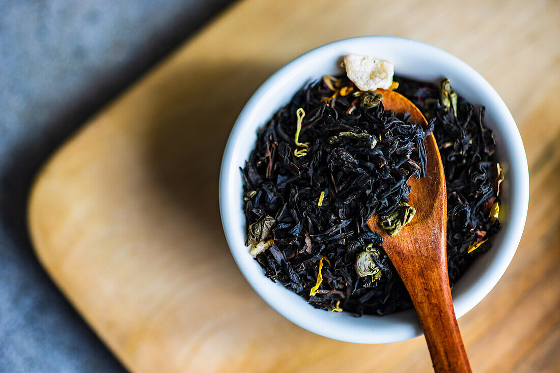 Teemischung mit Früchten und Blüten