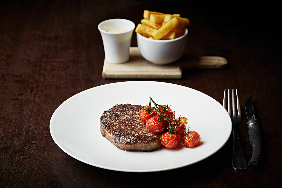 Steak with roasted cherry tomatoes with chunky chips