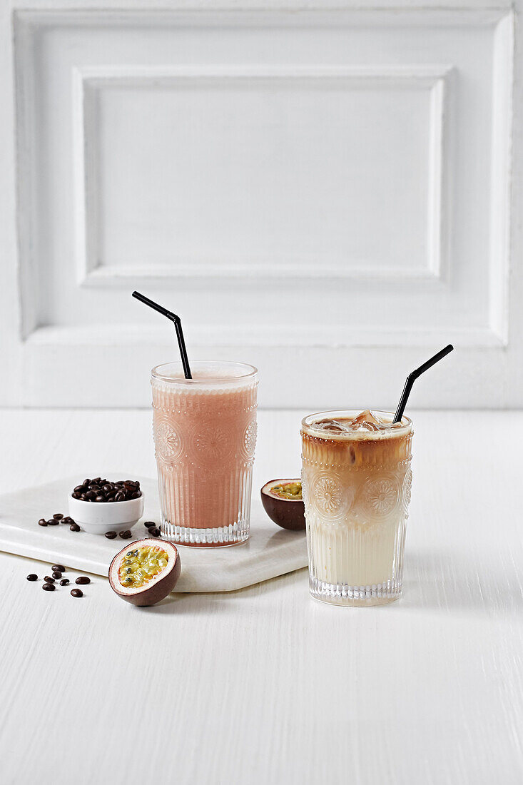 Passionsfrucht-Drink und Eiskaffee in Gläsern