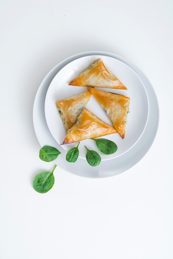 Samosas with spinach and cottage cheese filling