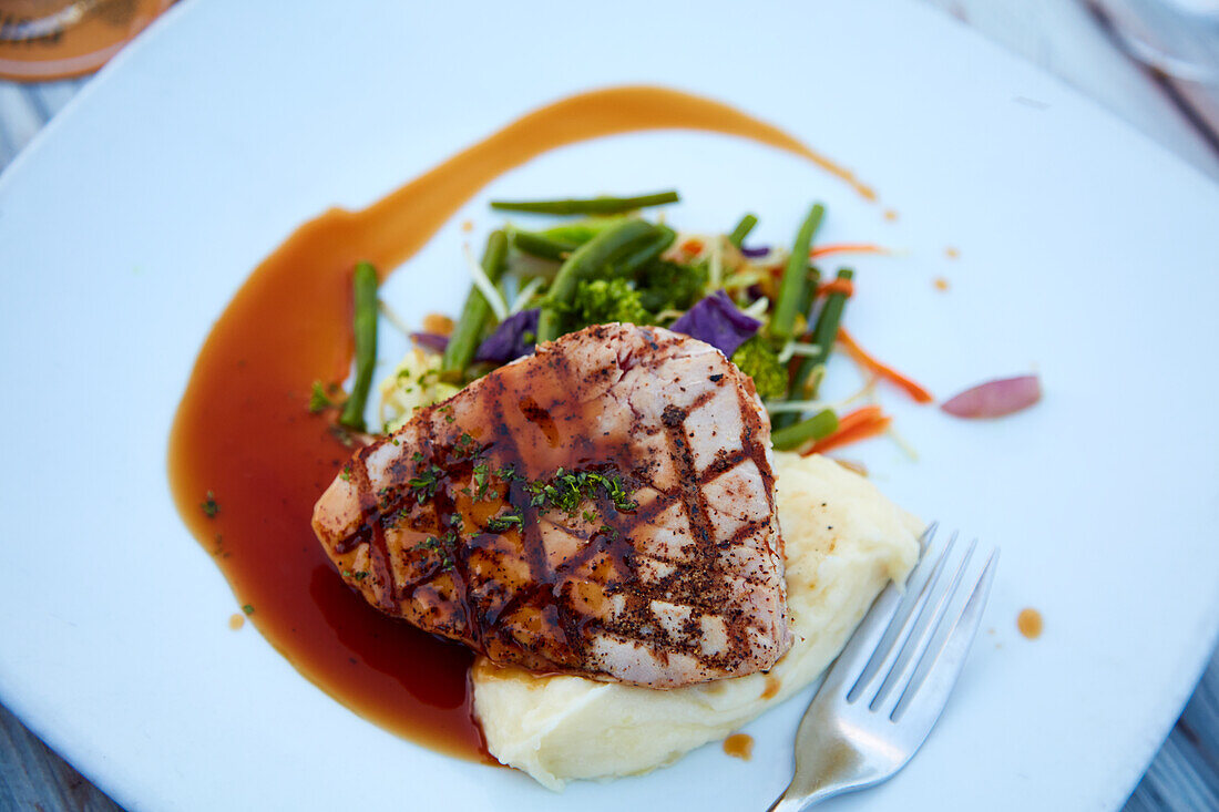 Gegrilltes Thunfischsteak mit Kartoffelpüree