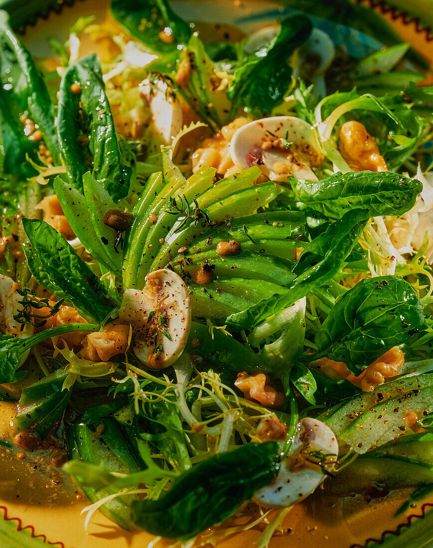 Salat mit Champignons, grünem Apfel und Walnüssen