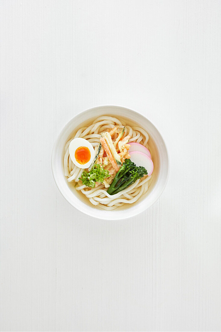 Japanische Suppe mit Udonnudeln und gekochtem Ei