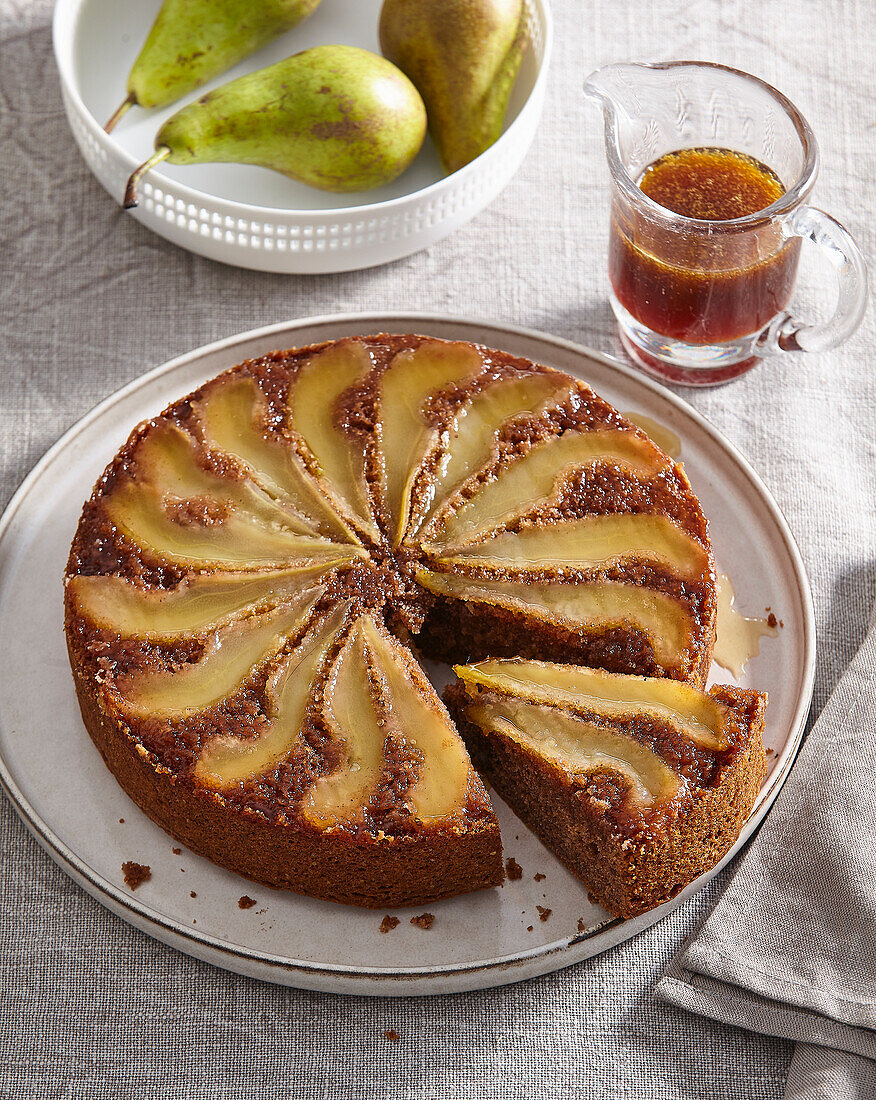 Umgedrehter Birnenkuchen mit Schwarzbier