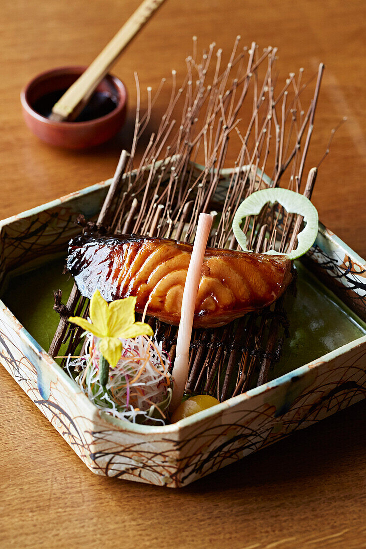 Mit Honig und Sojasauce glasierter, japanischer Lachs
