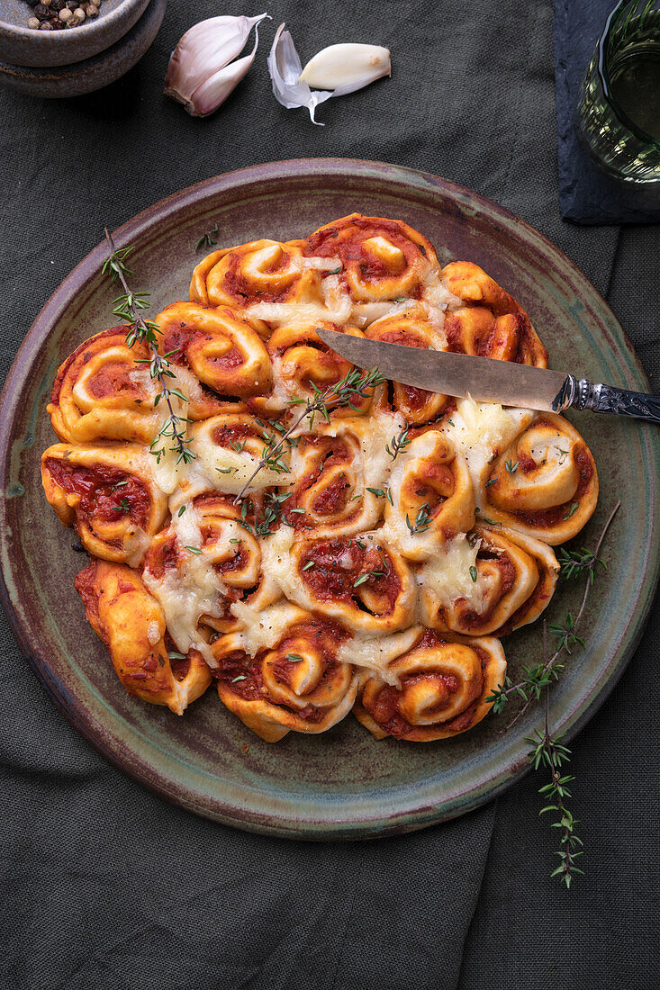 Vegane Pizza-Schnecken mit Thymian und Käseersatz