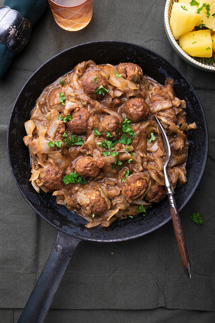 Vegane Spitzkohl-Pfanne mit Seitan-Bohnen-Hackbällchen