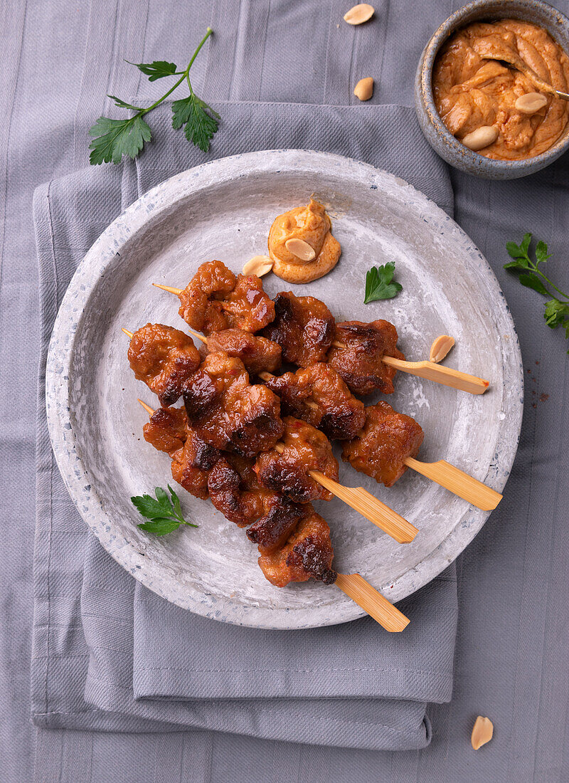 Vegane Saté-Spieße aus Seitan mit Erdnusssauce