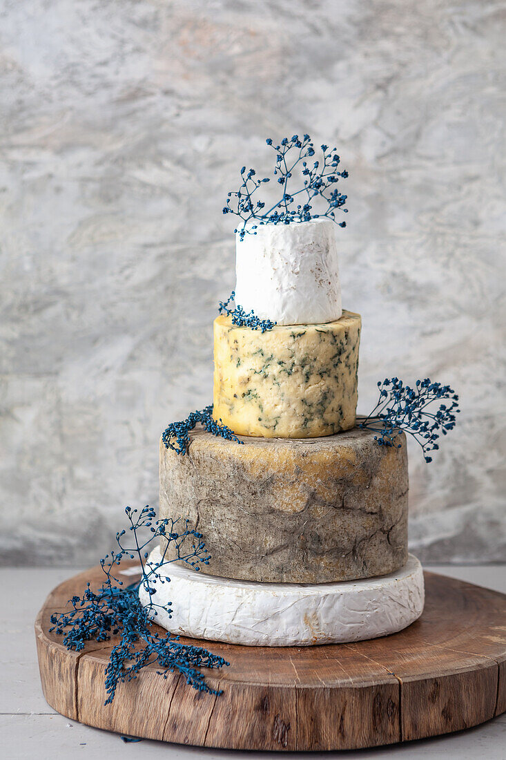 Cheese Wedding Cake - Käsesorten als mehrstöckige Hochzeitstorte arrangiert, mit Blüten