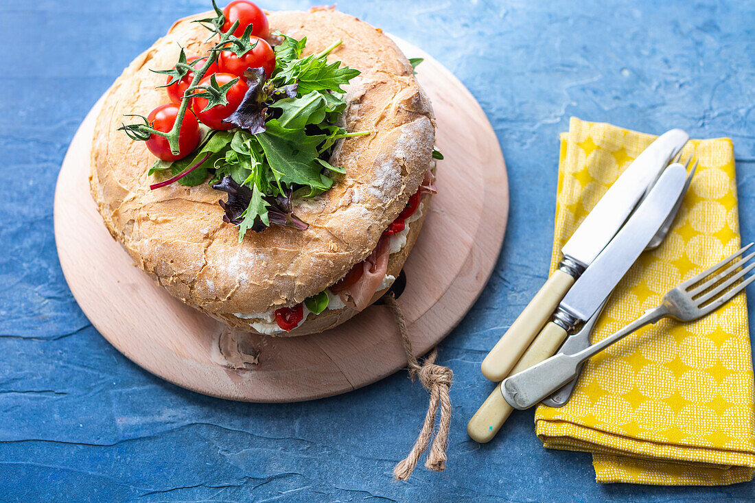 Sandwich mit Frischkäse, Schinken, Paprika und Salatblättern