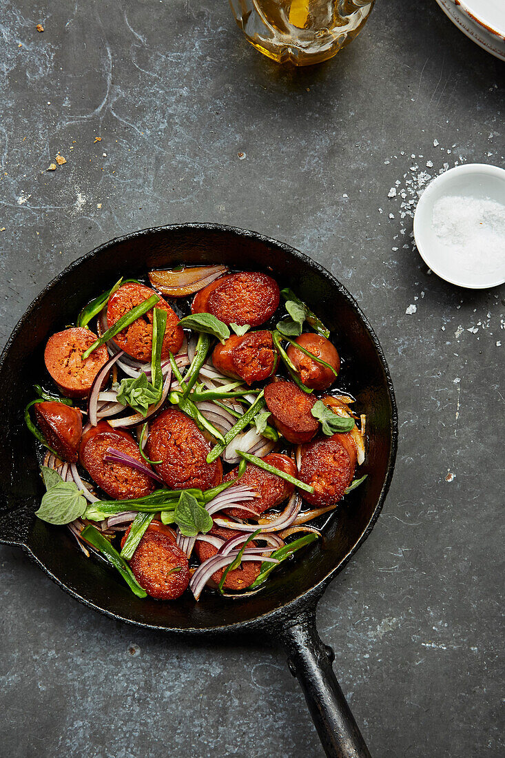 Chorizo mit Zwiebeln in einer Pfanne