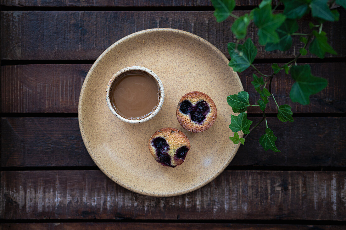 Financiers mit Blaubeeren und eine Tasse Kaffee