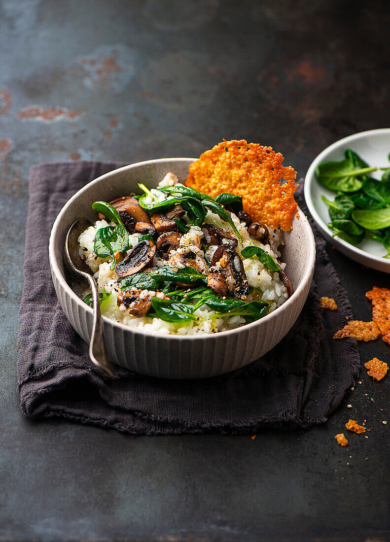 Veggie-Risotto mit Parmesan-Chips