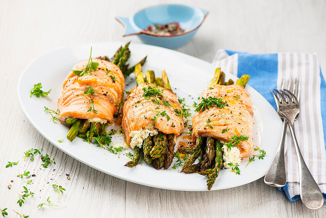 Lachsforellenröllchen mit Topfenfüllung und grünem Spargel