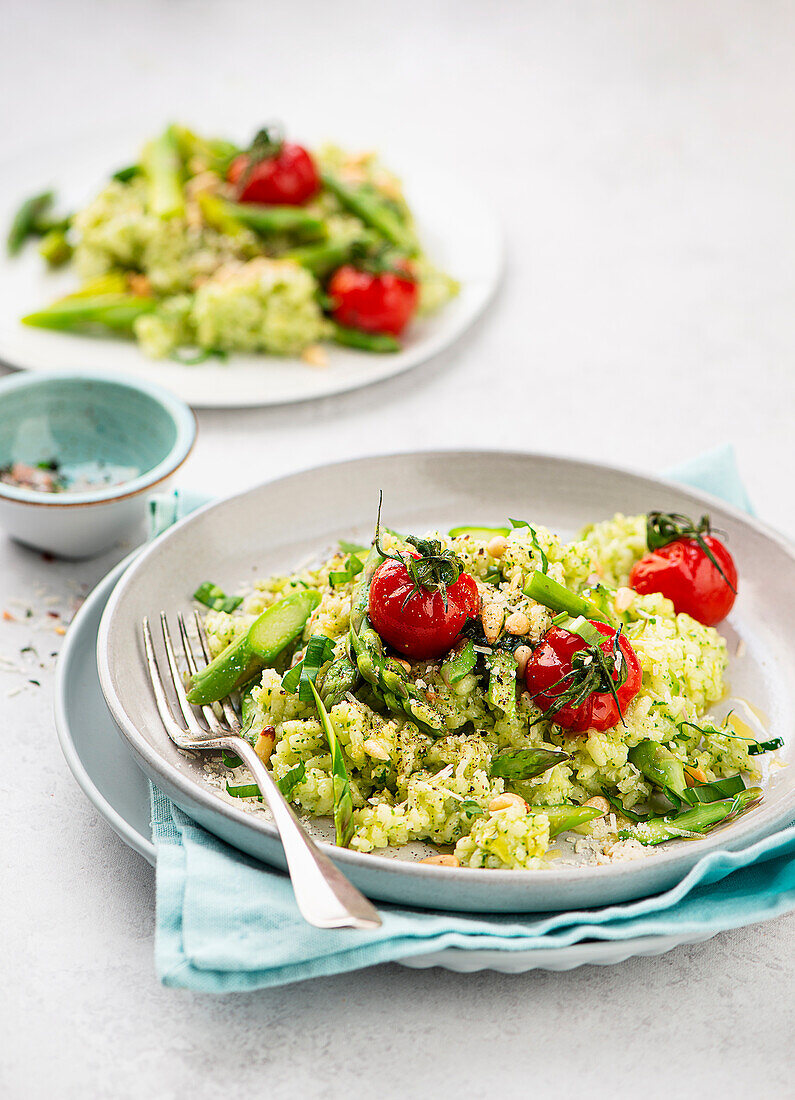 Bärlauch-Spargel-Risotto mit Ofentomaten