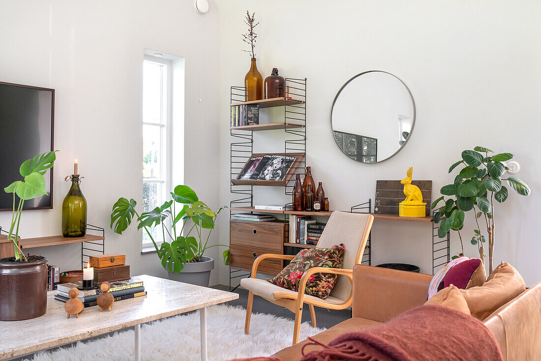 Living room with wall shelf, mirror, TV and plants