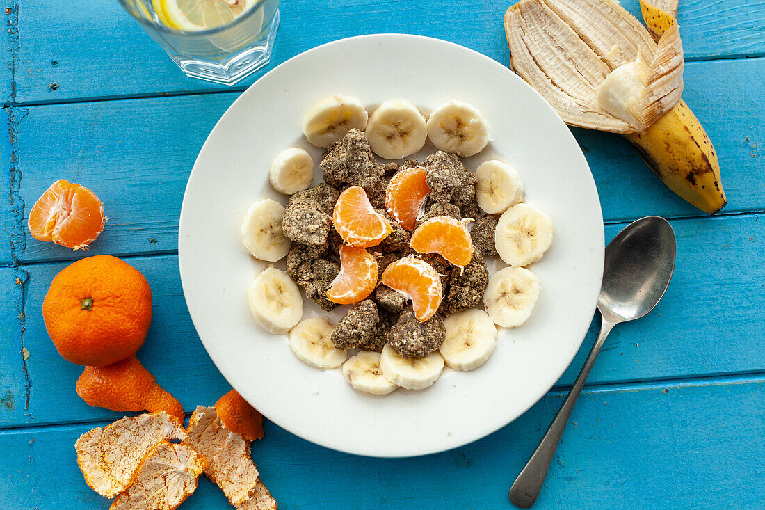 Granola mit Bananen und Clementinen