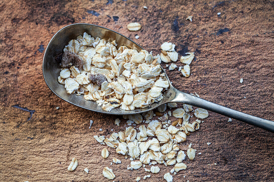 Müsli auf einem Löffel