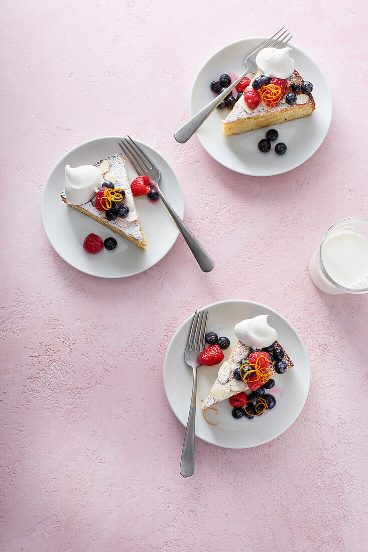 Glutenfreier Mandelkuchen mit eingelegten Beeren und Orangenzesten