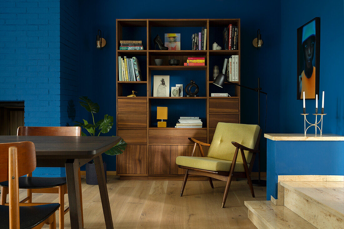 Holzmöbel und blaue Wandgestaltung im Retro-Wohnzimmer