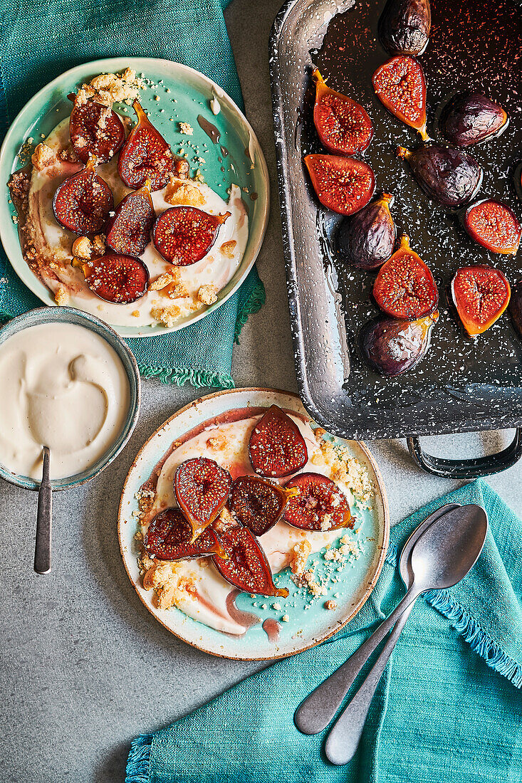 Baked figs on yogurt cream