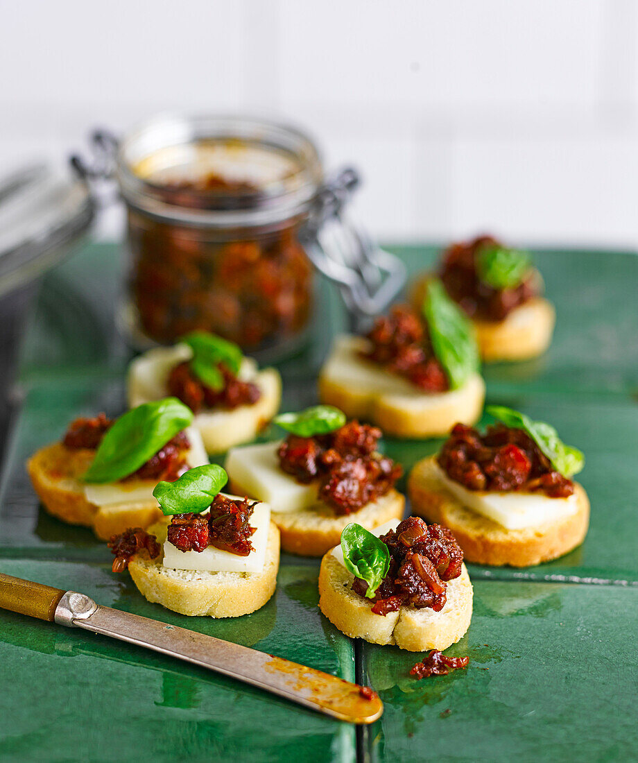 Canapes mit Käse und Chorizo-Marmelade