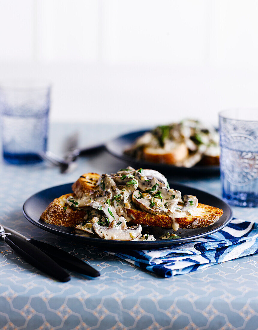 Cremige Champignons mit Estragon auf Knoblauch-Sauerteigbrot