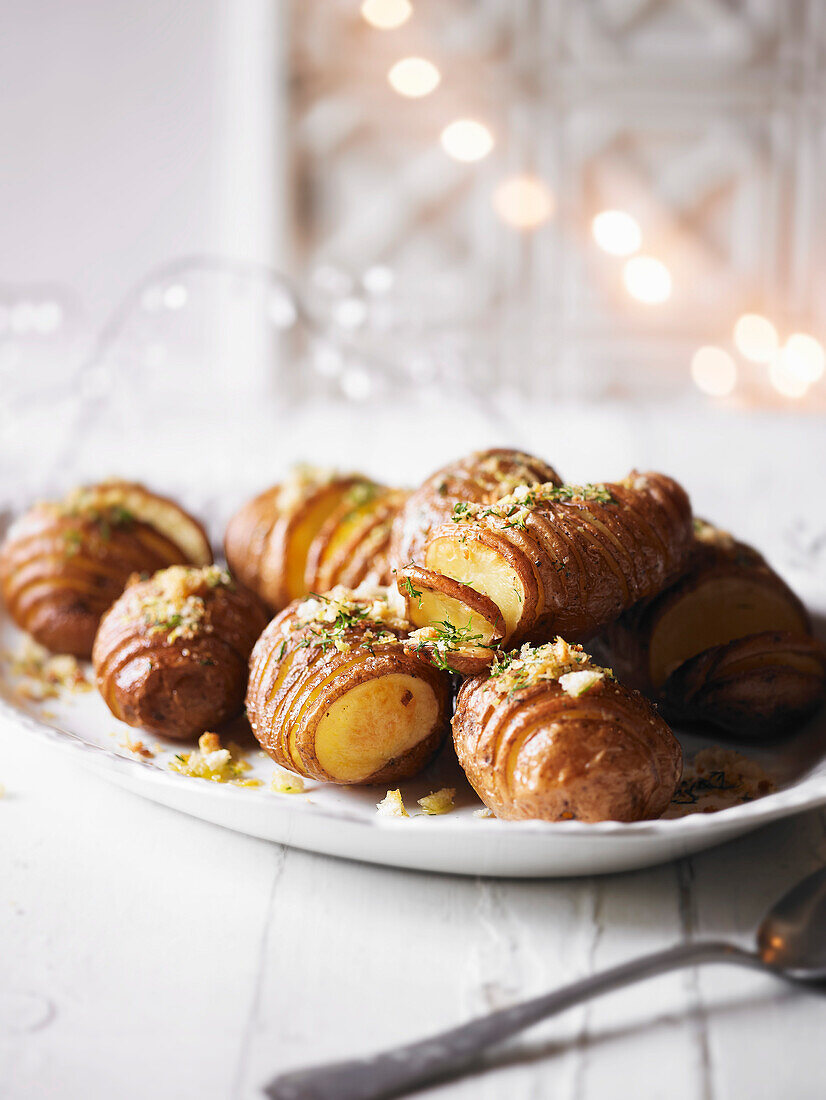 Hasselback-Kartoffeln mit Dill und Zitronenbröseln